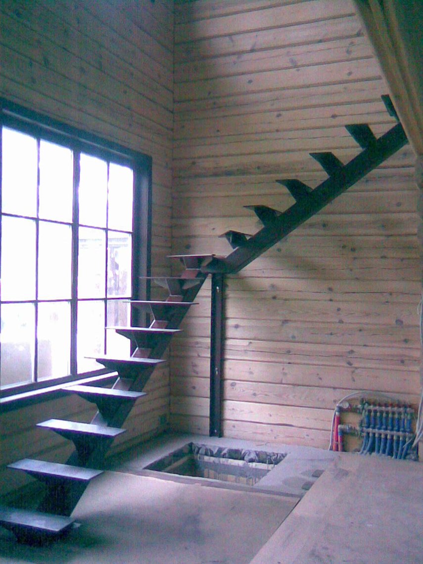 Второй этаж из профильной трубы. Лестница на мансарду из металла. Металлокаркасные лестницы. Лестница из профильной трубы. Металлическая лестница на мансарду.