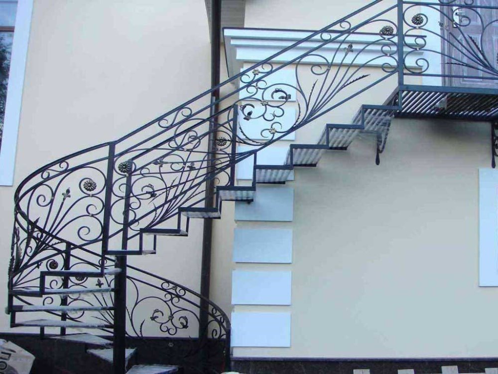 Уличная металлическая лестница