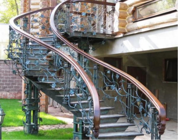 Какие лестницы лучше - металлические или деревянные?