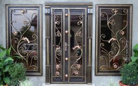 Битва металлов: кованые двери против простых металлических