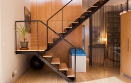 Отличия металлических лестниц для домов и общественных мест