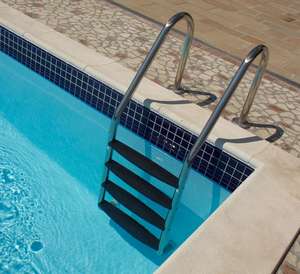 Металлические лестницы для бассейнов
